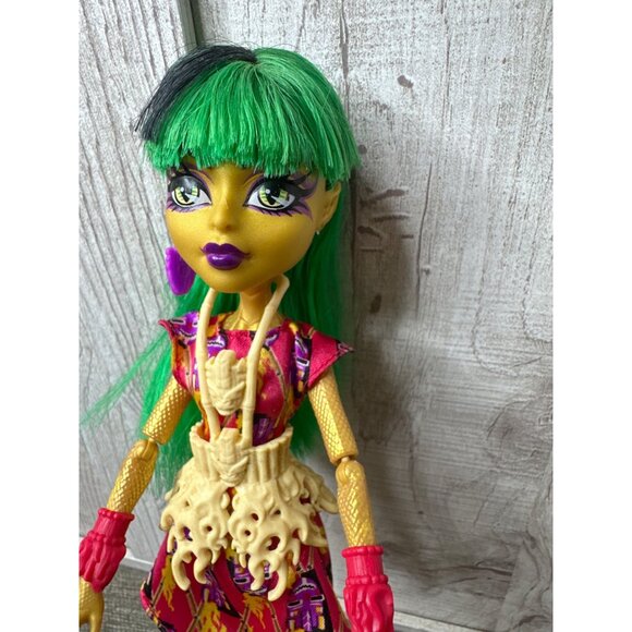 Monster High Doll Ghouls Get Away Jinafire Long Neon Green Hair - Picture 5 of 6